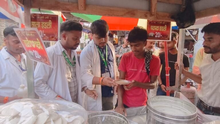 मोबाइल फूड टेस्टिंग लैब वाहन द्वारा धनबाद स्टेशन रोड और आस पास के करीब 43 खाद्य प्रतिष्ठानों में खाद्य सामग्रियों का किया गया स्पॉट पर जांच