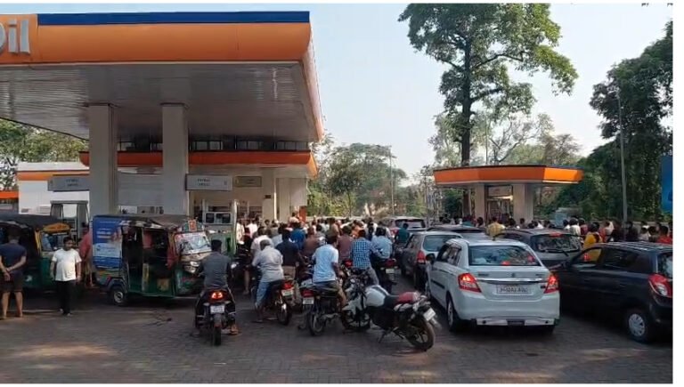 धनबाद में पेट्रोल संकट गहराया: आधे पेट्रोल पंप बंद, खुले पंपों पर लंबी कतारें