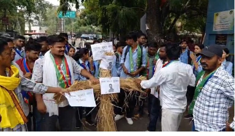 क्लस्टर सिस्टम के विरोध में आजसू छात्र संघ का प्रदर्शन, मुख्यमंत्री का पुतला दहन