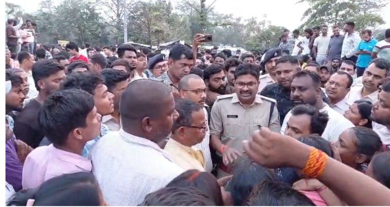 युवक की हत्या के बाद आक्रोशित लोगों ने शव को रख कर बरमसिया पुल को किया जाम