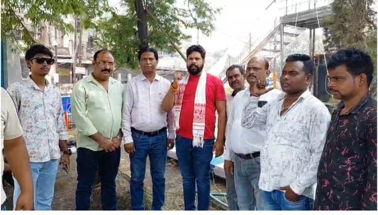 अंतरराष्ट्रीय मजदूर दिवस पर युवा संघर्ष मोर्चा ने श्रमिक चौक पर किया माल्यार्पण, मजदूरों के अधिकारों पर जोर