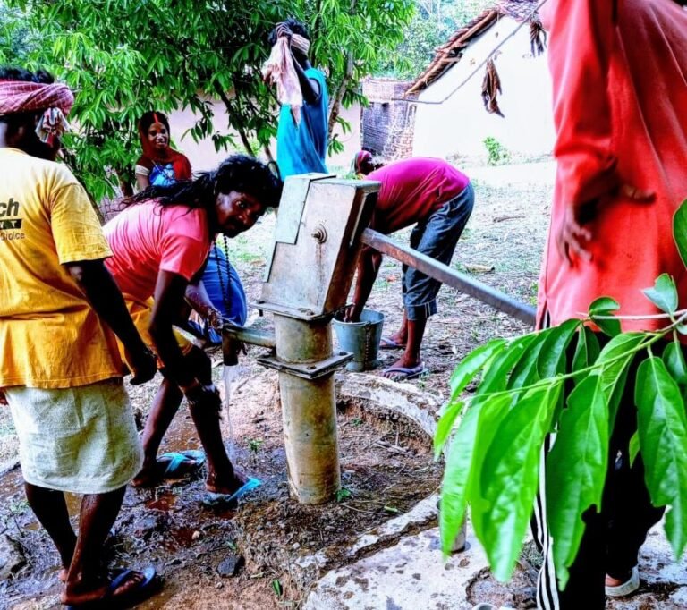 टुंडी के झगरू गांव में बंद चापानलों की मरम्मत करके किया चालू