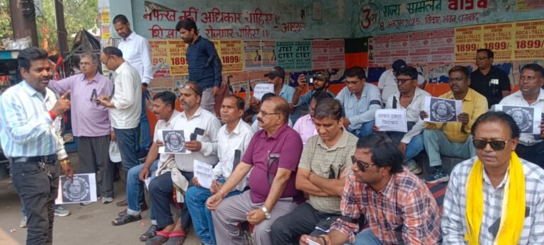 धनबाद प्रेस क्लब के पत्रकारों ने डॉ इरफान अंसारी के समर्थकों द्वारा पत्रकार पिटाई मामले को ले किया विरोध प्रदर्शन