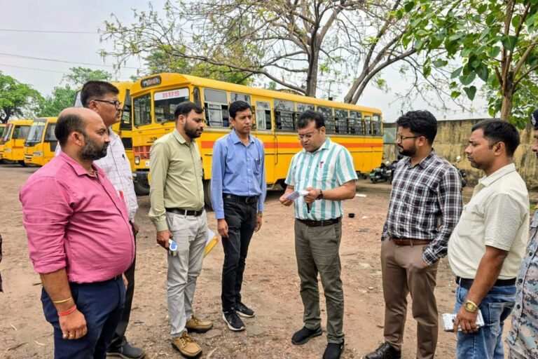 डीएवी स्कूल के वाहनों पर किया एक लाख रुपए का जुर्माना