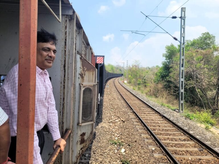 महाप्रबंधक श्री छत्रसाल सिंह द्वारा गुरपा-गझंडी घाट सेक्शन के डाउन लाइन में बीओबीआर रेक का फुटप्लेट निरीक्षण किया गया