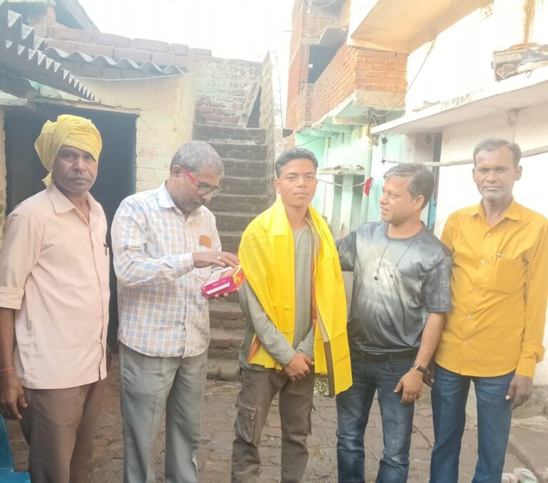 जिला स्तर में दूसरा स्थान प्राप्त दौलत कुमार महतो को सदानंद महतो ने किया सम्मानित