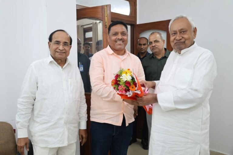 पिंटू कुमार सिंह ने नीतीश कुमार से राजनीतिक जीवन में सफलता के लिए आशीर्वाद प्राप्त किया