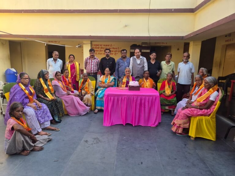 ओल्ड एज होम में मदर्स डे पर वृद्ध माताओं को सम्मानित किया गया