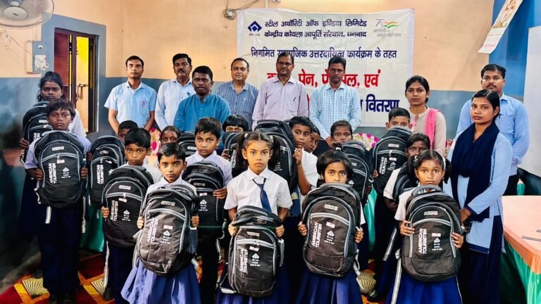 पाठशाला स्कूल के करीब 300 बच्चों के बीच वितरित किए गए स्कूल बैग, नोटबुक एवं शैक्षणिक सामग्री