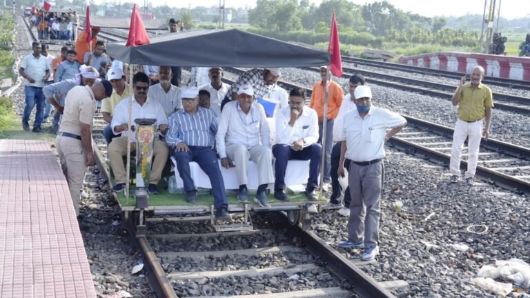 रामभद्रपुर-थलवारा रेलखंड का किया गया सीआरएस निरीक्षण