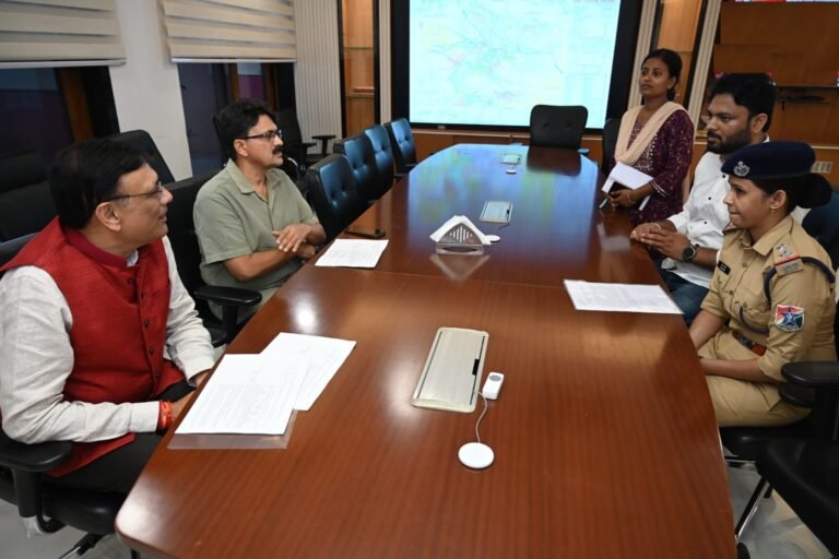 रेलकर्मी ने महाप्रबंधक से मुलाकात कर अपनी समस्याओं से अवगत कराया