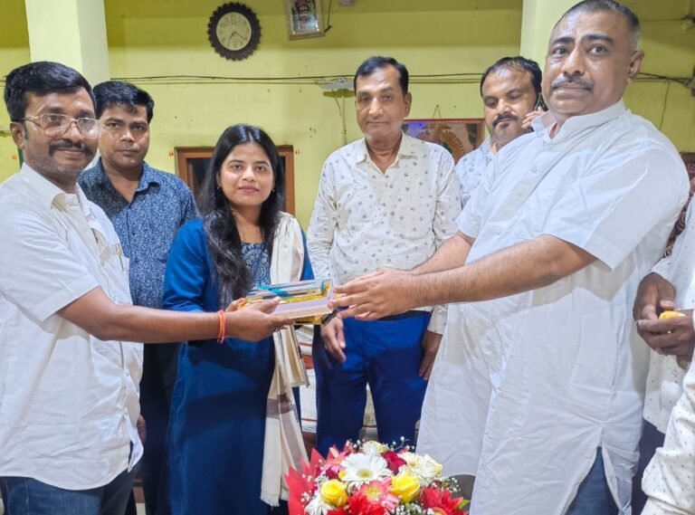 अखिल भारतीय मध्यदेशीय वैश्य सभा ने धनबाद का नाम रोशन करने वाली रिचा और स्तुति को किया सम्मानित