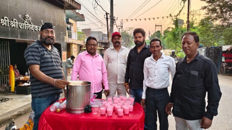 बरमसिया शनि देव मंदिर में युवा संघर्ष मोर्चा का शरबत वितरण कार्यक्रम