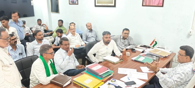 डिस्ट्रिक लैंड सेल में अपर समाहर्ता ने की जमीन के बदले नियोजन व मुआवजा मामलों की सुनवाई