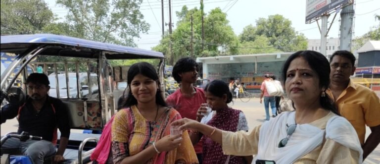 शुभआरंभ वेलफेयर ट्रस्ट का चिलचिलाती धूप में राहगीरों को जल एवं ओआरएस वितरण