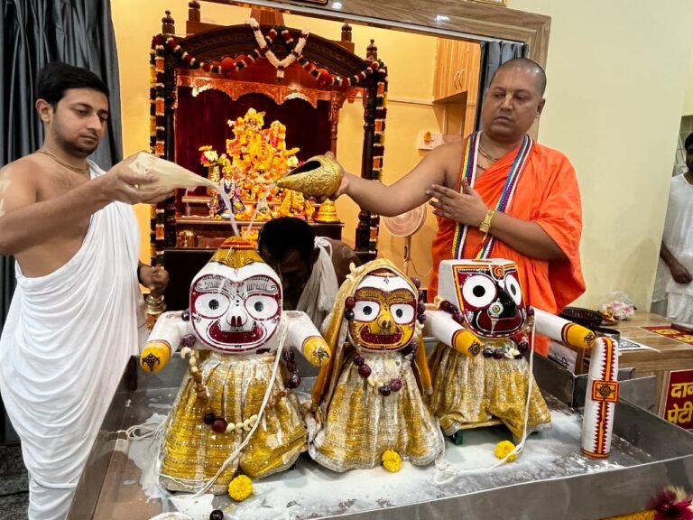इस्कॉन धनबाद में श्रद्धा एवं भक्ति के साथ मनाया गया श्री श्री जगन्नाथ स्नान यात्रा महोत्सव