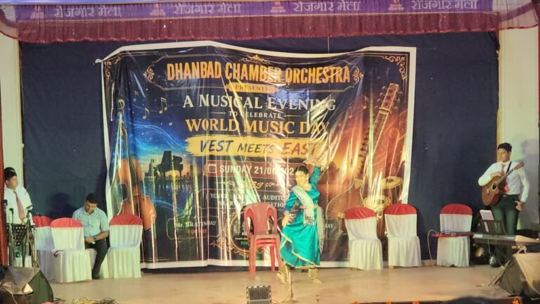रेलवे ऑटोटोरियम में वेस्ट मीट ईस्ट म्यूजिकल कार्यक्रम का आयोजन