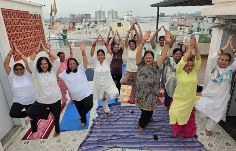 विश्व योग दिवस पर धनबाद के सूर्या हाइलैंड सिटी में महिलाओं द्वारा विशेष योगा कैंप का आयोजन