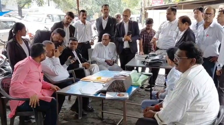 रोड निर्माण से अधिवक्ताओं को हो रही परेशानी को लेकर एसडीएम से वार्ता