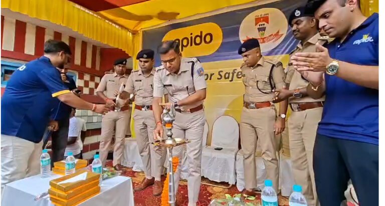 धनबाद में हेलमेट थीम पर बने अत्याधुनिक ट्रैफिक पोस्ट का उद्घाटन, एसएसपी प्रभात कुमार बोले—’हेलमेट पहनना ही सुरक्षा की पहली शर्त’