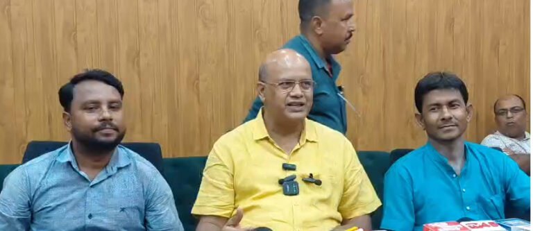 निरसा विधायक अरूप चटर्जी का सांसद ढुल्लू महतो पर पलटवार, कहा- “खुद को हरिश्चंद्र बताने वाले सांसद पहले अपने गिरेबान में झांकें”