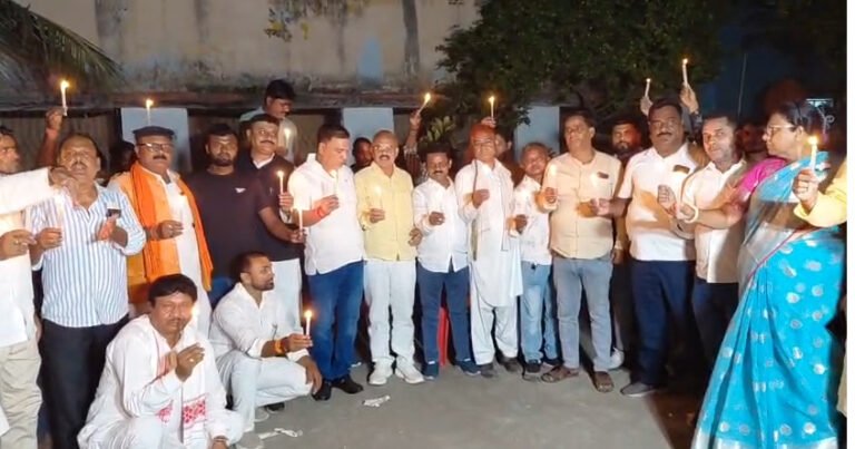 विक्षुब्ध कोंग्रेसियों ने कैंडल मार्च निकाला, कांग्रेस बचाओ जिला अध्यक्ष हटाओ के लगे नारे