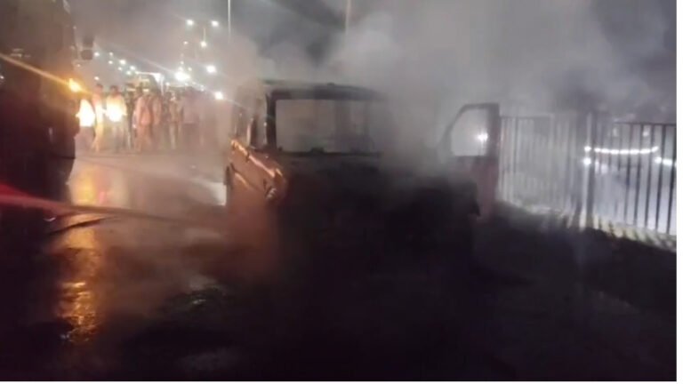 निरसा NH-19 पर चलती स्कॉर्पियो में लगी भीषण आग, आठ महीने पुराना वाहन जलकर राख