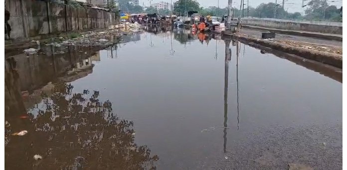 थोड़ी सी बारिश और सड़क बन गया तालाब