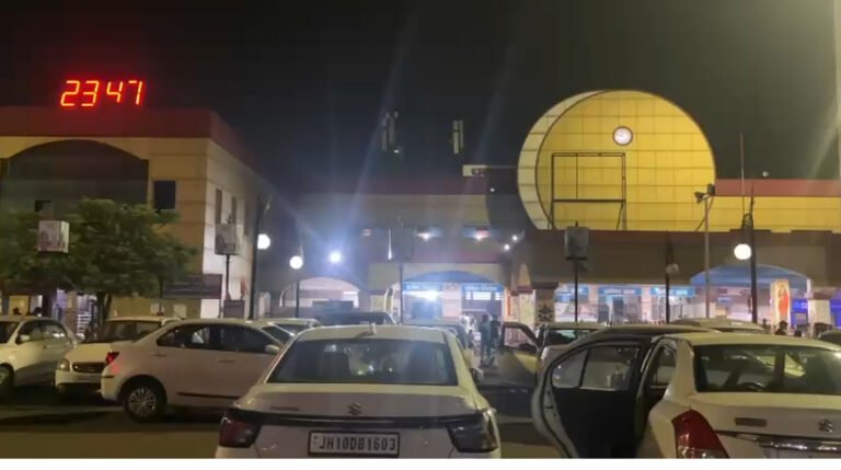 धनबाद स्टेशन पर आधी रात का ‘हाई-वोल्टेज ड्रामा’: महिला को पीटा तो भीड़ ने युवक को ‘दौड़ा-दौड़ा कर’ सुताया, बाइक जब्त!
