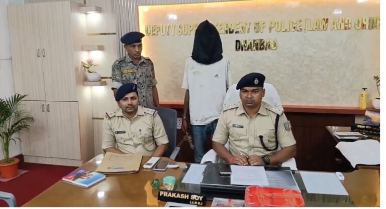 महिला का पर्स छीनकर भाग रहे दो झपटमार गिरफ्तार, पुलिस ने खदेड़कर दबोचा।