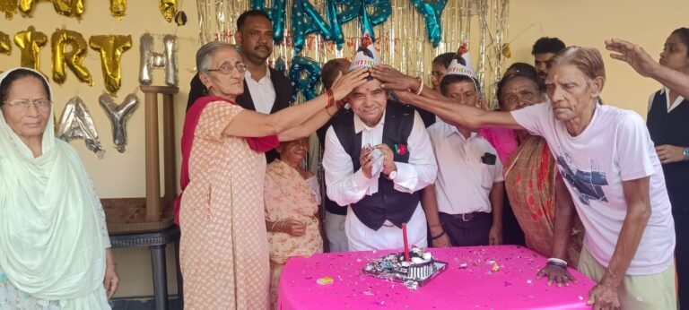 राधेश्याम गोस्वामी ने वृद्धाआश्रम में मनाया अपना जन्मदिन