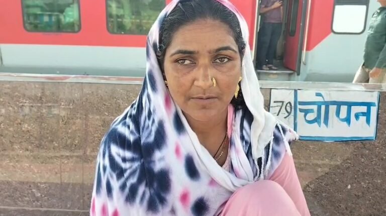 रेलकर्मियों की तत्परता से महिला यात्री को मिली बच्ची की महत्वपूर्ण चिकित्सीय सामग्री |