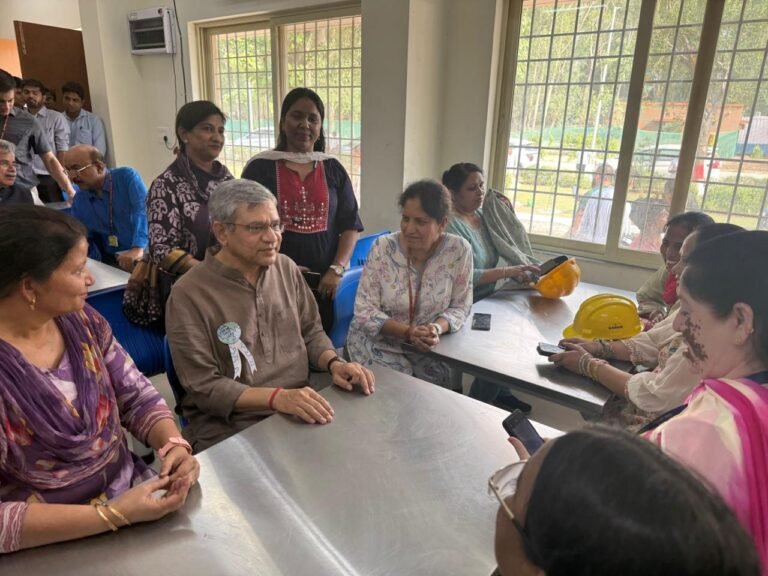 रेलमंत्री श्री अश्विनी वैष्णव ने शकूरबस्ती डिपो के कर्मचारियों और तकनीकी स्टाफ से किया सौहार्दपूर्ण वातावरण में सीधा संवाद