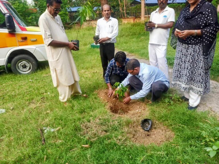 भारतीय रेड क्रॉस सोसाइटी में पौधारोपण कार्यक्रम संपन्न
