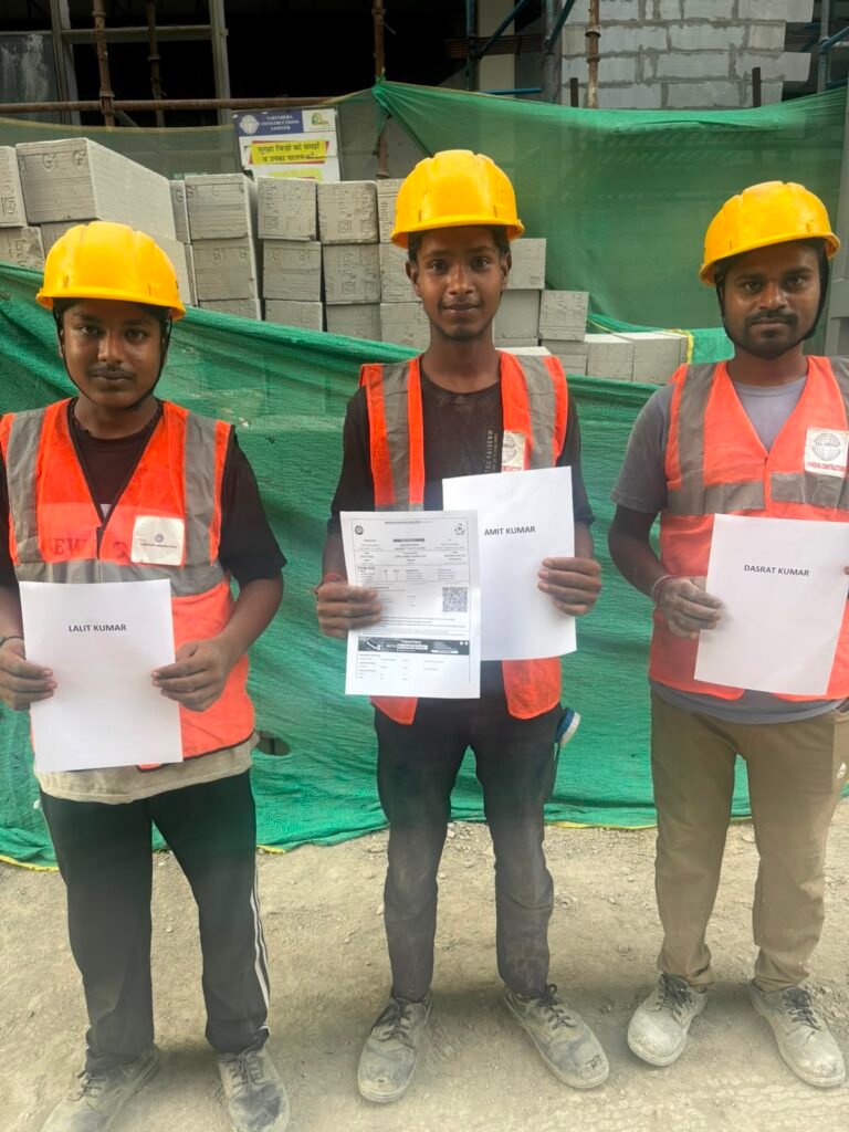 माननीय रेल मंत्री ने किया गुड़गांव रेलवे स्टेशन का निरीक्षण , कामगार दशरथ कुमार को दिलाया अमृत भारत एक्सप्रेस का टिकट