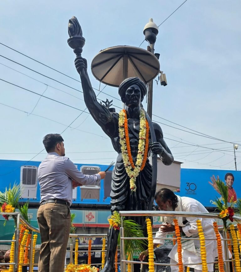 उपायुक्त ने अर्पित की भगवान बिरसा मुंडा को श्रद्धांजलि