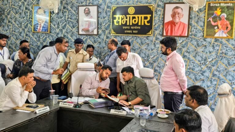 उपायुक्त ने की धनबाद सदर, पुटकी व धनबाद अंचल में चल रही योजनाओं की समीक्षा