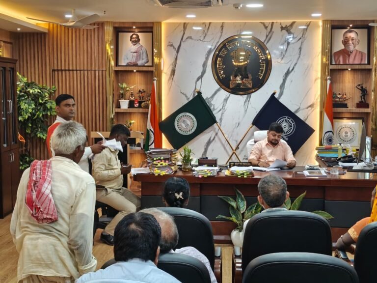 ◆जनता दरबार में आमजनों की समस्याओं से अवगत हुए उपायुक्त, समस्याओं के निष्पादन हेतु अधिकारियों को दिए निर्देश