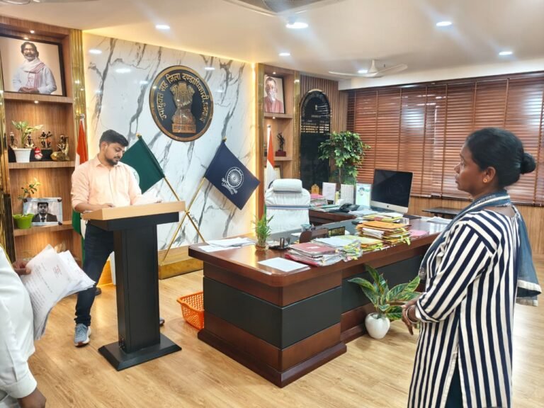 उपायुक्त की अध्यक्षता में ‘जनता दरबार’ का आयोजन; दर्जनों आवेदनों पर त्वरित सुनवाई कर कई मामलों का मौके पर ही हुआ निष्पादन