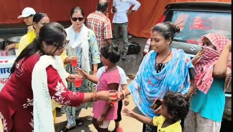 निर्जला एकादशी पर मारवाड़ी युवा मंच शक्ति शाखा ने बांटे आम और शरबत, जरूरतमंदों की सेवा का दिया संदेश