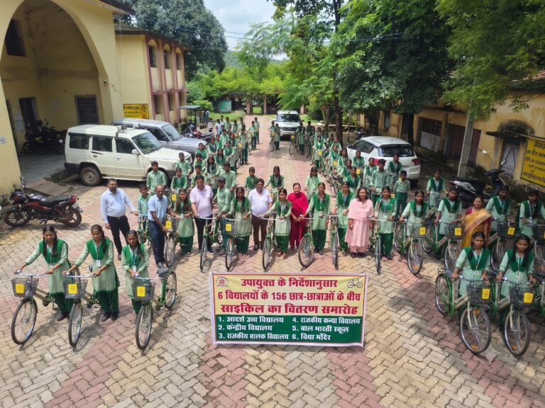 उपायुक्त के निर्देशानुसार 6 विद्यालयों के 156 छात्र-छात्राओं के बीच साइकिल का वितरण