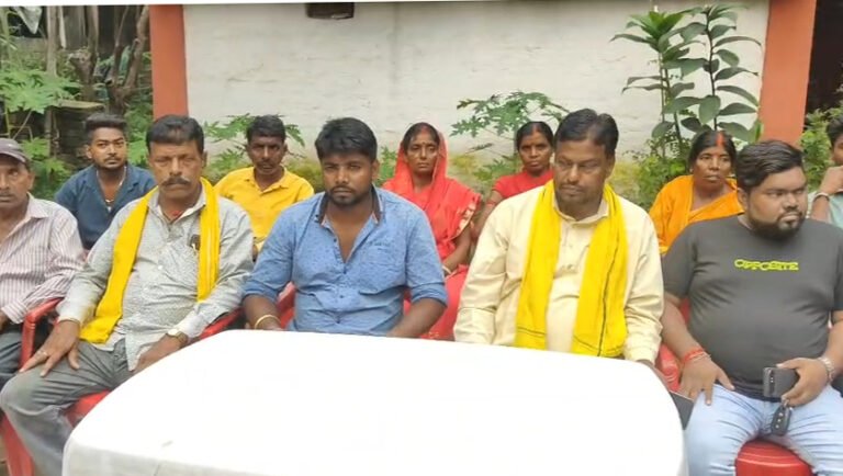 जमीन विवाद को लेकर प्रेस वार्ता कर प्रशासन और सांसद पर लगाया गंभीर आरोप ।