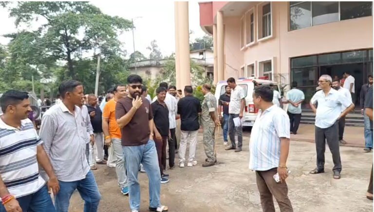 रॉयल्टी चालान नीति के विरोध में जिला संवेदक संघ ने किया टेंडर का बहिष्कार, पुरानी व्यवस्था बहाल करने की मांग