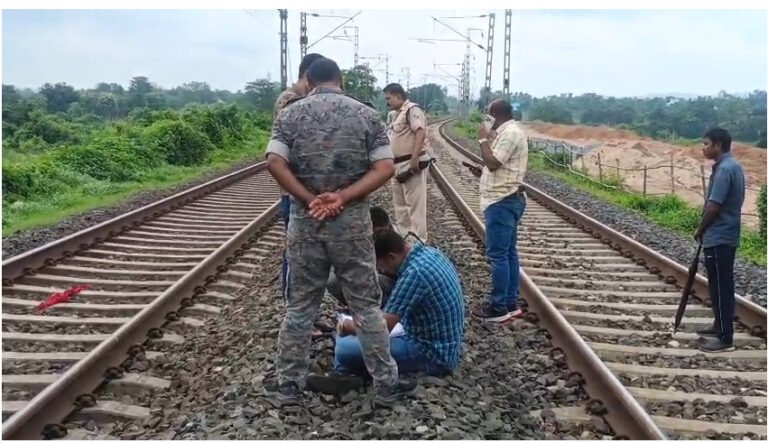 धनबाद-गोमो रेल मार्ग पर ट्रेन की चपेट में आने से अज्ञात व्यक्ति की मौत