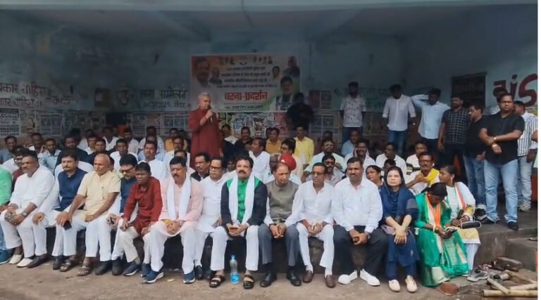 NEET पेपर लीक को लेकर धनबाद में कांग्रेस का उग्र प्रदर्शन, शिक्षा मंत्री के इस्तीफे की मांग