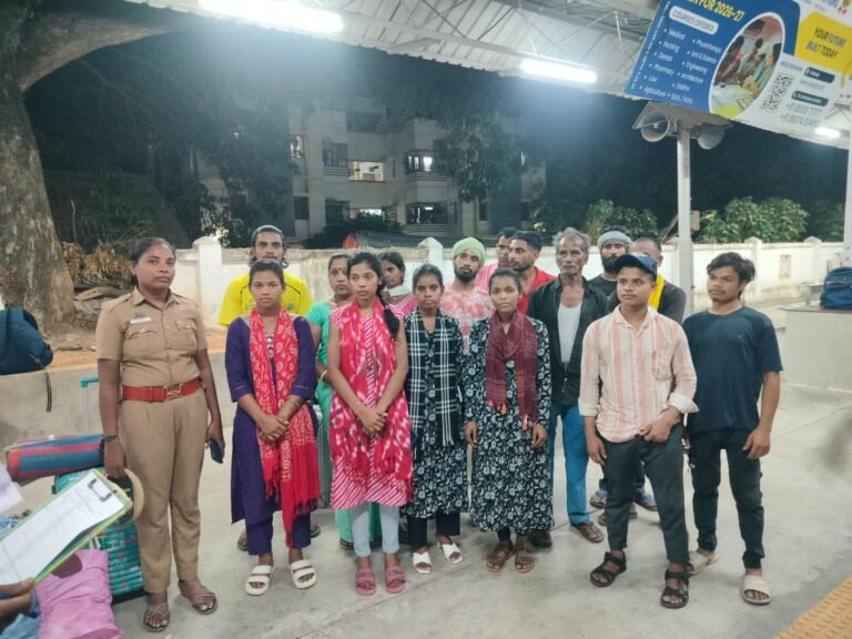 तमिलनाडु के तिरुवल्लूर गैस रिसाव हादसे से बचाए गए धनबाद के 12 श्रमिक विशेष कोच से घर रवाना