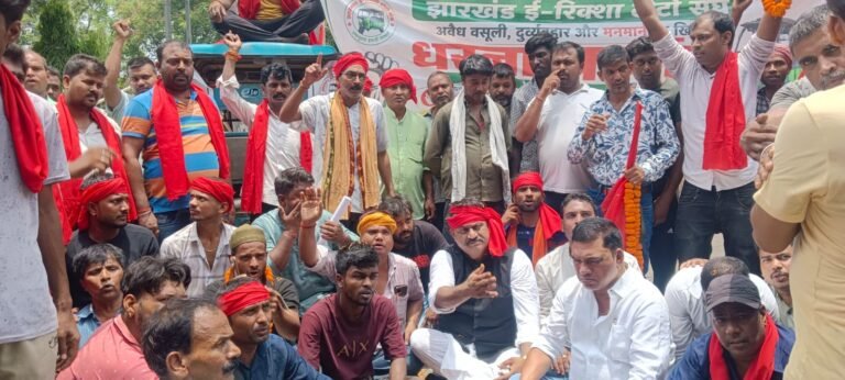 विशाल धरना-प्रदर्शन के बाद डीआरएम ने ई-रिक्शा टोटो संघ की मांगों पर कार्रवाई का दिया आश्वासन