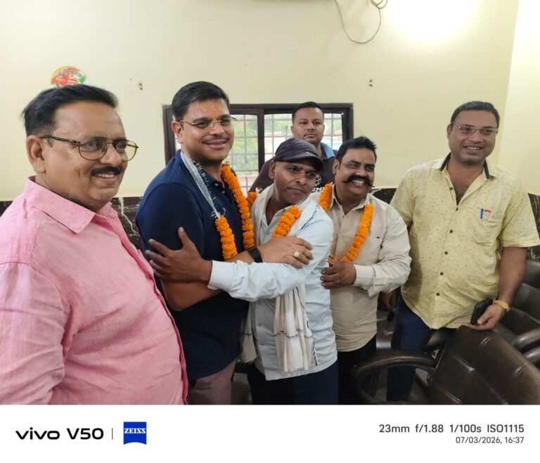 जनता मजदूर संघ (बच्चा गुट) में पुनः घर वापसी, रामचंद्र सिंह व किशोरी साव का माला पहनाकर हुआ स्वागत