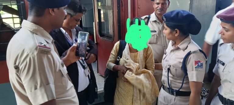रेल यात्रियों की सुरक्षा एवं संरक्षा के प्रति अपनी प्रतिबद्धता का परिचय देते हुए धनबाद मंडल के टिकट चेकिंग स्टाफ द्वारा अपनी सतर्कता एवं संवेदनशीलता से एक महत्वपूर्ण कार्य किया गया ।