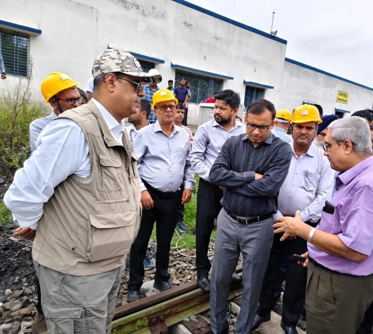 मंडल रेल प्रबंधक ने सोनारडीह, नॉर्थ उरीमारी एफ एम सी परियोजना एवं शिवपुर साइडिंग का किया निरीक्षण |